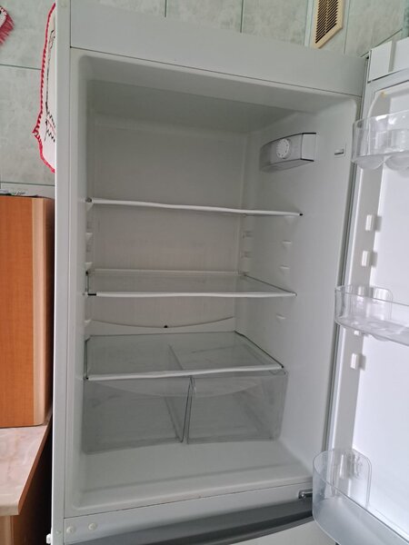 Lada frigorifica 1 buc., combina frigorifica 1 buc.,